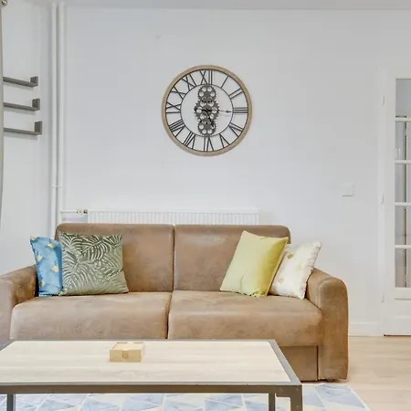 Chic And Spacious Apart With Parking Apartment